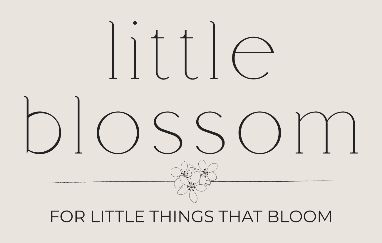 Tkana metka Little Blossom w kolorze stone z ciemnym znakiem